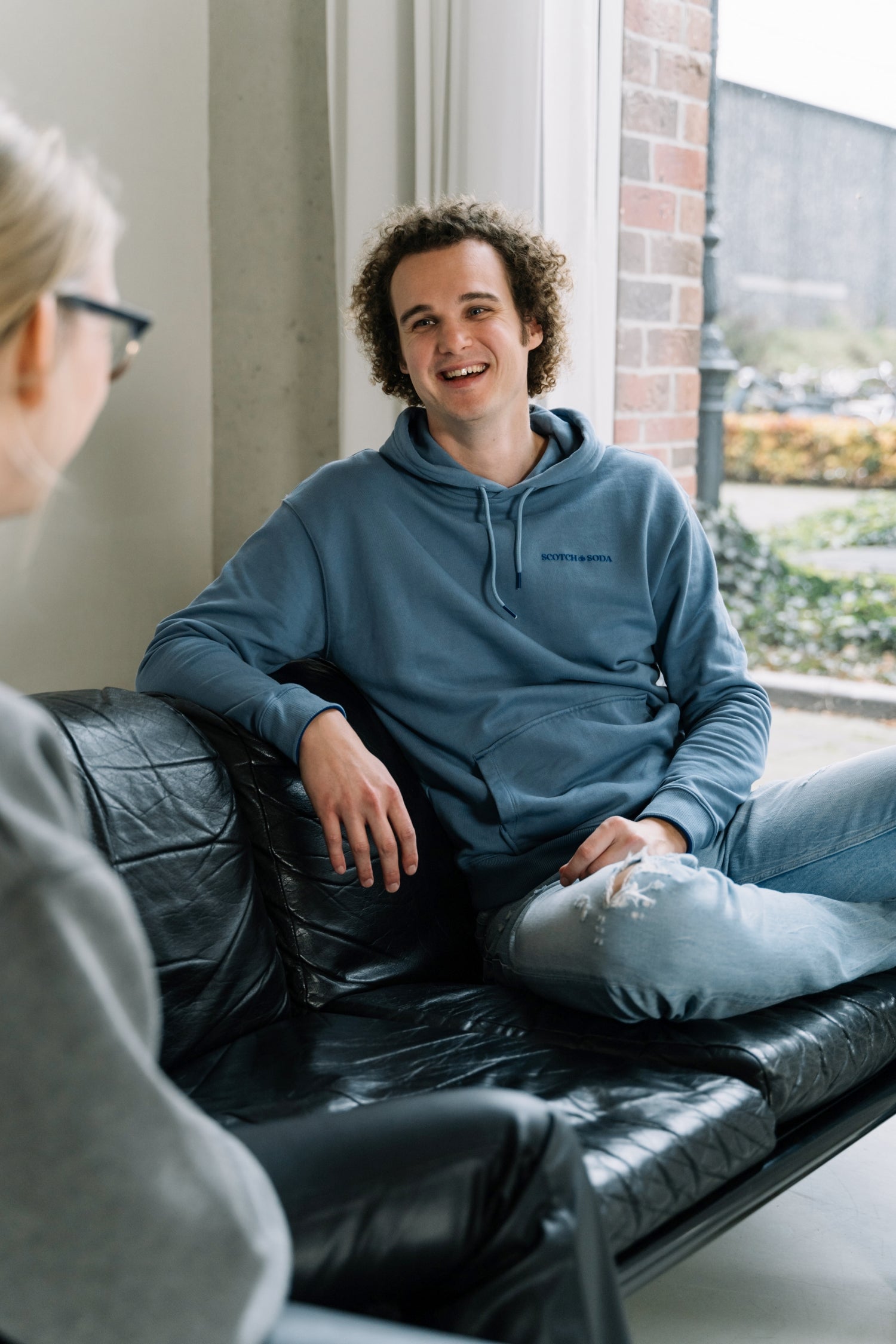 De WBshopmaker lachend naar zijn klant