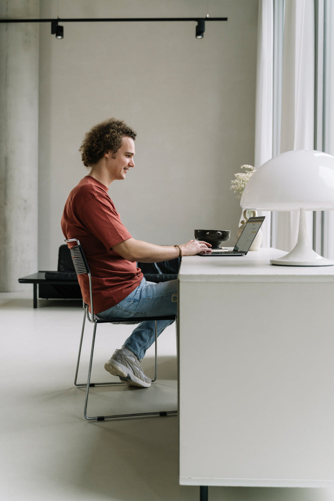 De WBshopmaker werkt aan een bureau aan webshops