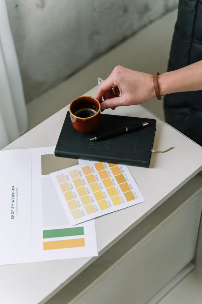 Kleurstalen voor conversie optimalisatie en kopje koffie